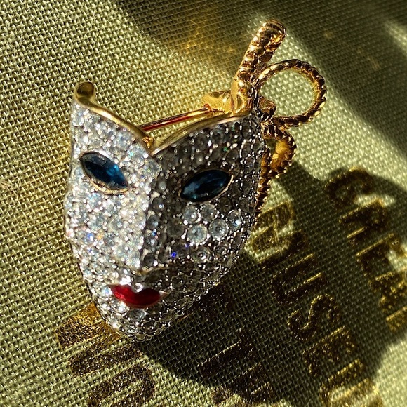 Very RARE SWAROVSKI Venetian mask crystal pin brooch - Picture 1 of 12